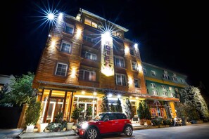 住宿正面 - 傍晚/夜晚