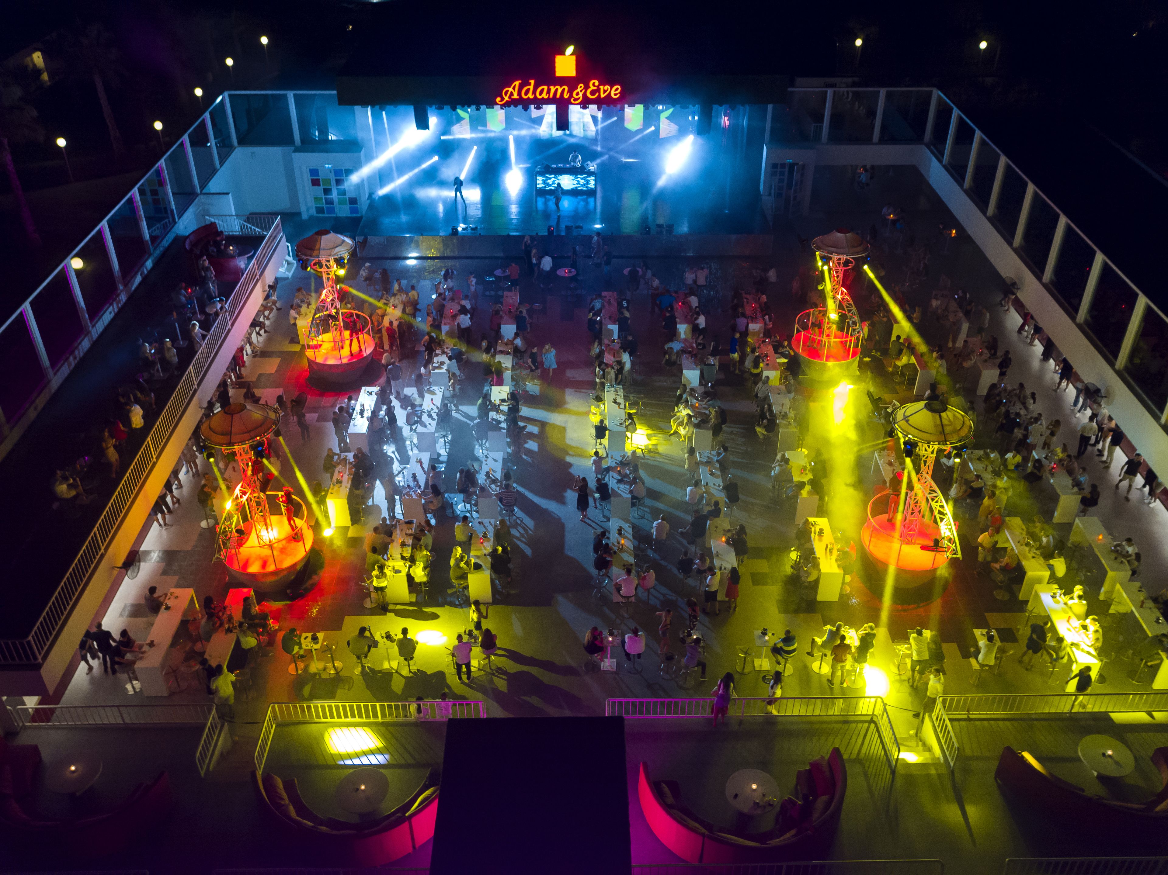 Un amplio espacio al aire libre con escenario y asientos para un evento.