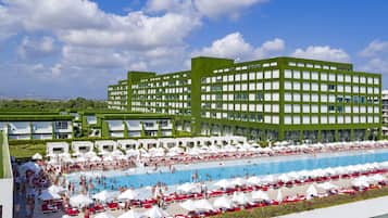 Innenpool, 3 Außenpools, Sonnenschirme, Liegestühle
