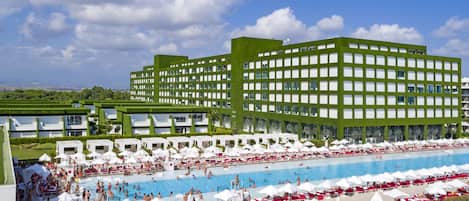 Una piscina techada, 3 piscinas al aire libre, sombrillas
