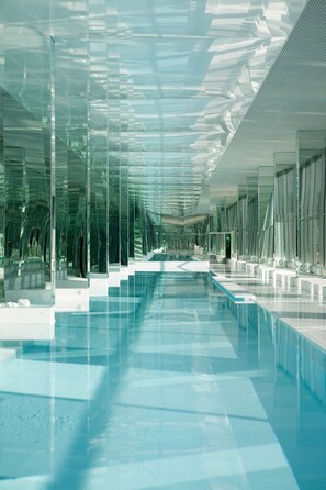 Una piscina cubierta, 3 piscinas al aire libre, sombrillas, tumbonas