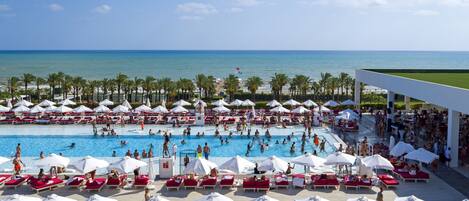 Sisäuima-allas, 3 ulkouima-allasta, aurinkovarjoja, aurinkotuoleja