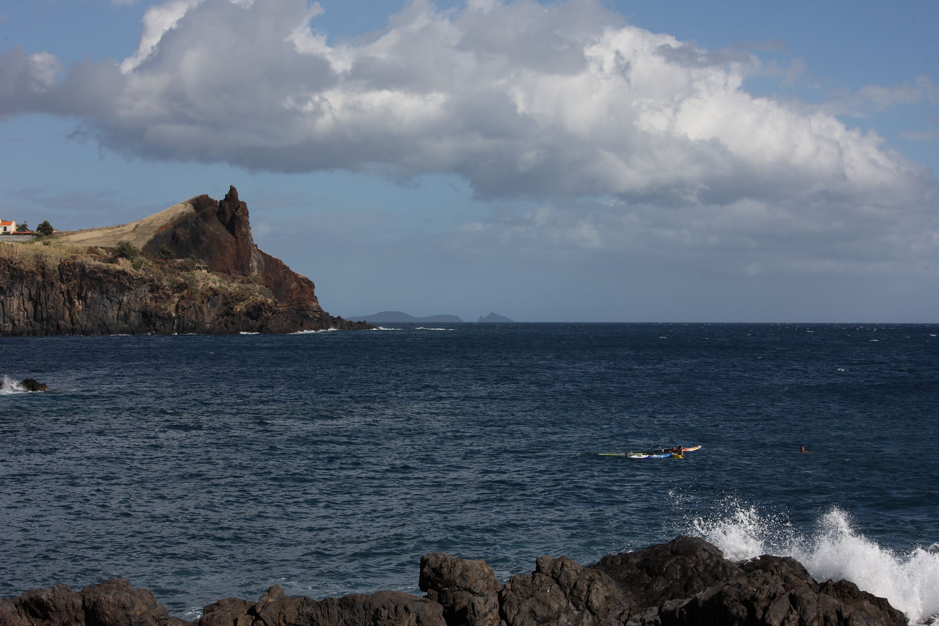 Un paisaje costero con terreno rocoso y vistas al mar.
