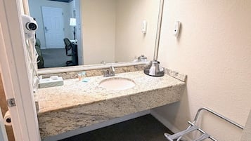 Combined shower/tub, free toiletries, hair dryer, towels