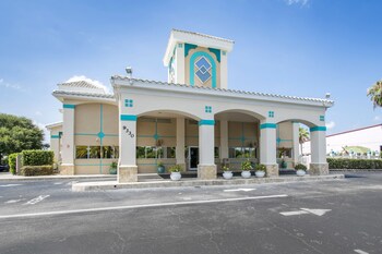 Hotel exterior and entrance at Quality Inn Clermont West Kissimmee