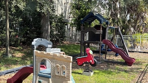 Área de juegos infantiles al aire libre
