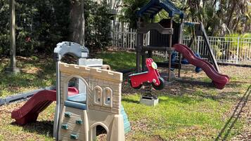 Zona de juegos infantil al aire libre
