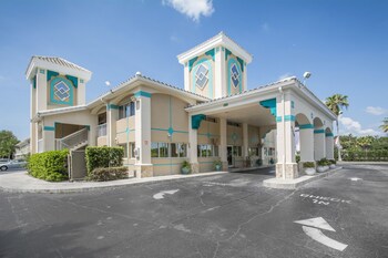 Hotel exterior and entrance at Quality Inn Clermont West Kissimmee
