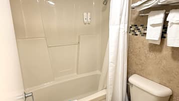 Kombinasi shower/bathtub dan perlengkapan mandi gratis