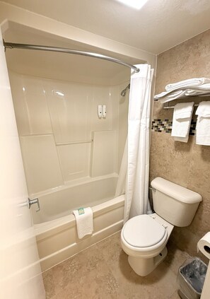 Combined shower/tub, free toiletries, hair dryer, towels - JC Inn (Clermont)