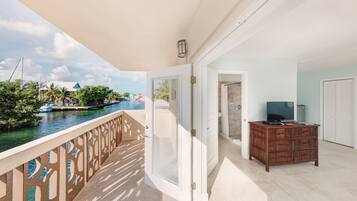 Two Queen Beds Water View | Sábanas de algodón egipcio y ropa de cama de alta calidad