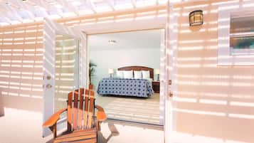 King Bed Water View | Egyptian cotton sheets, premium bedding, in-room safe, blackout drapes