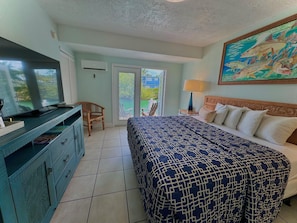 Egyptian cotton sheets, premium bedding, in-room safe, blackout drapes - Creekside Inn (Tavernier)