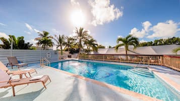 2 albercas al aire libre, sombrillas en la alberca y camastros