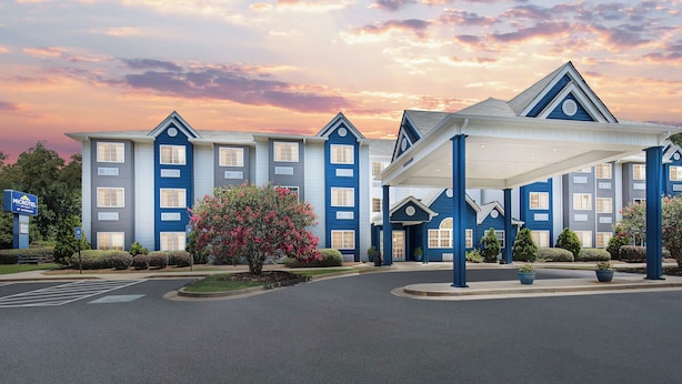 A hotel with a covered entrance, multiple floors, and a parking lot. - Microtel Inn and Suites by Wyndham Columbus North (Columbus)