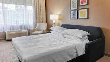 Suite, 1 kingsize-seng med sovesofa, hjørnerom | Oppholdsrom | En 42-tommers plasma-TV med digitale kanaler samt TV og TV-spill