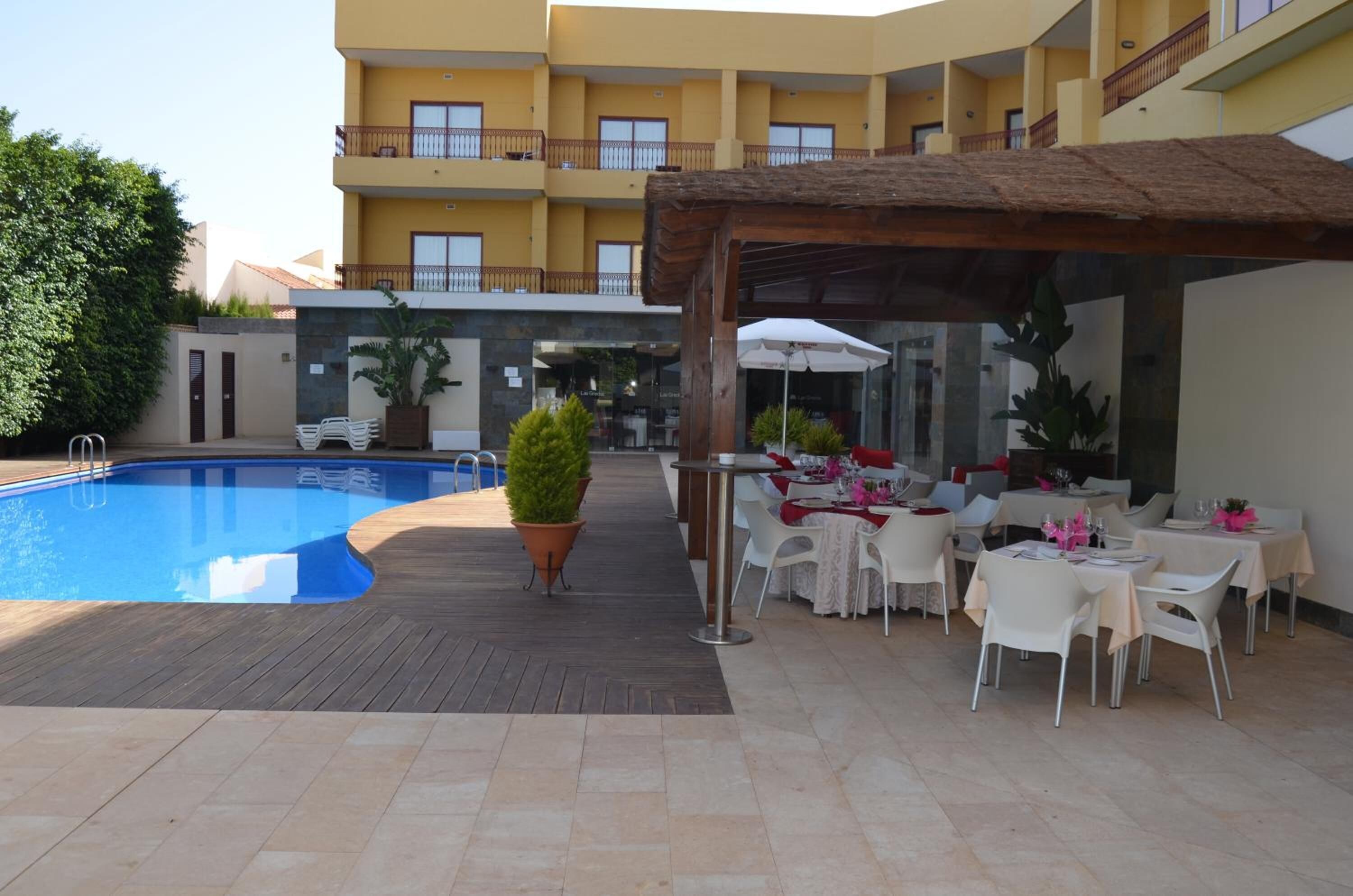 seasonal outdoor pool, pool loungers