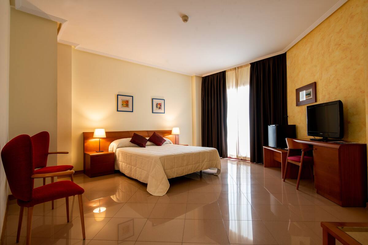 Blackout curtains, free WiFi, bed sheets