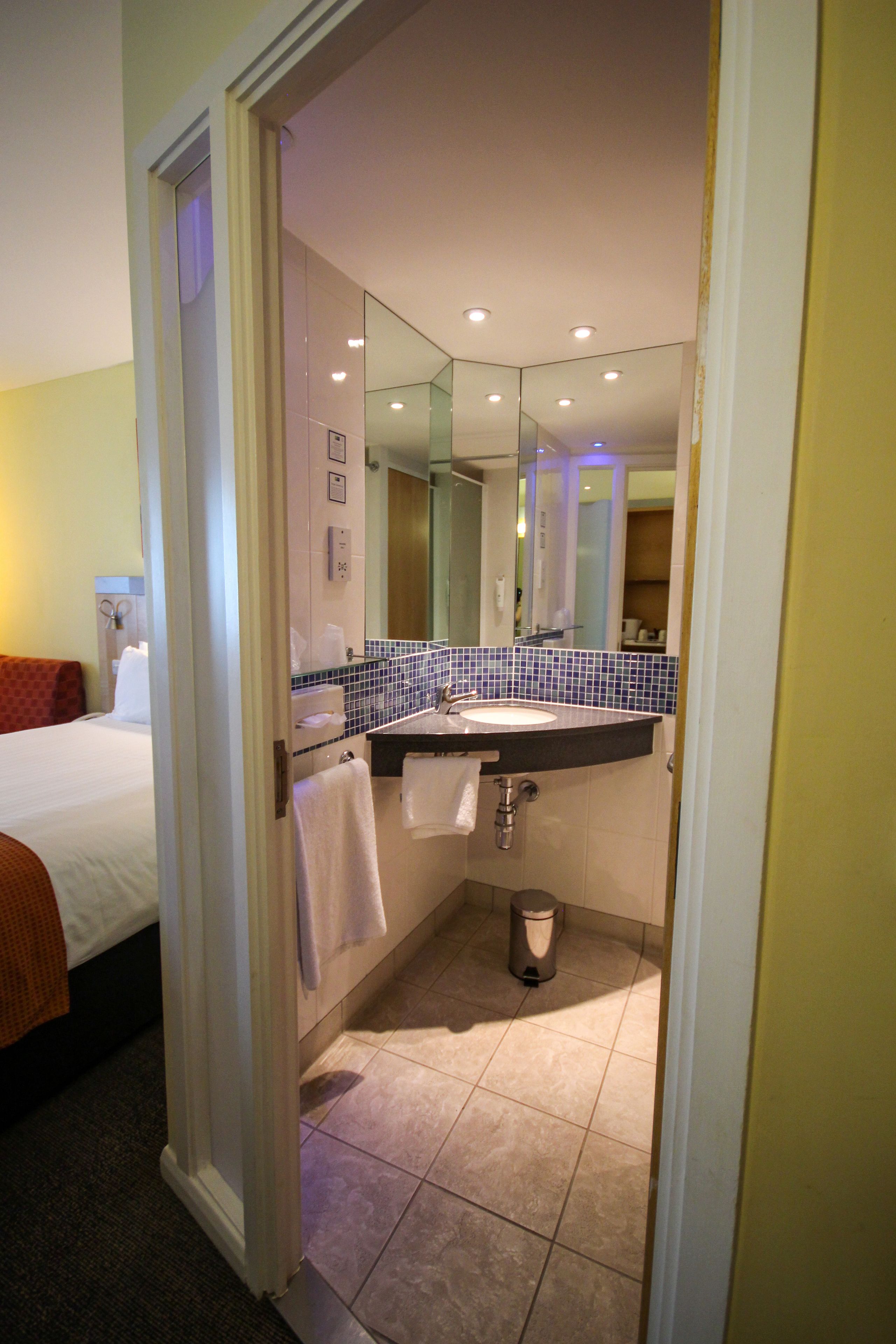 standard room, 2 single beds | bathroom | shower, hair dryer, towels