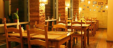 Frokost, lunsj og middag serveres