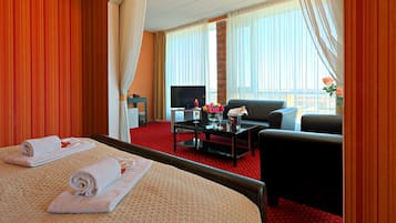 Luxury Double Room | Living area | TV