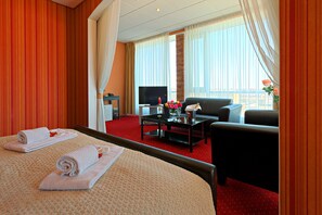 Luxury Double Room | Living area | TV