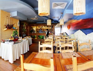 تقديم الإفطار والغداء والعشاء