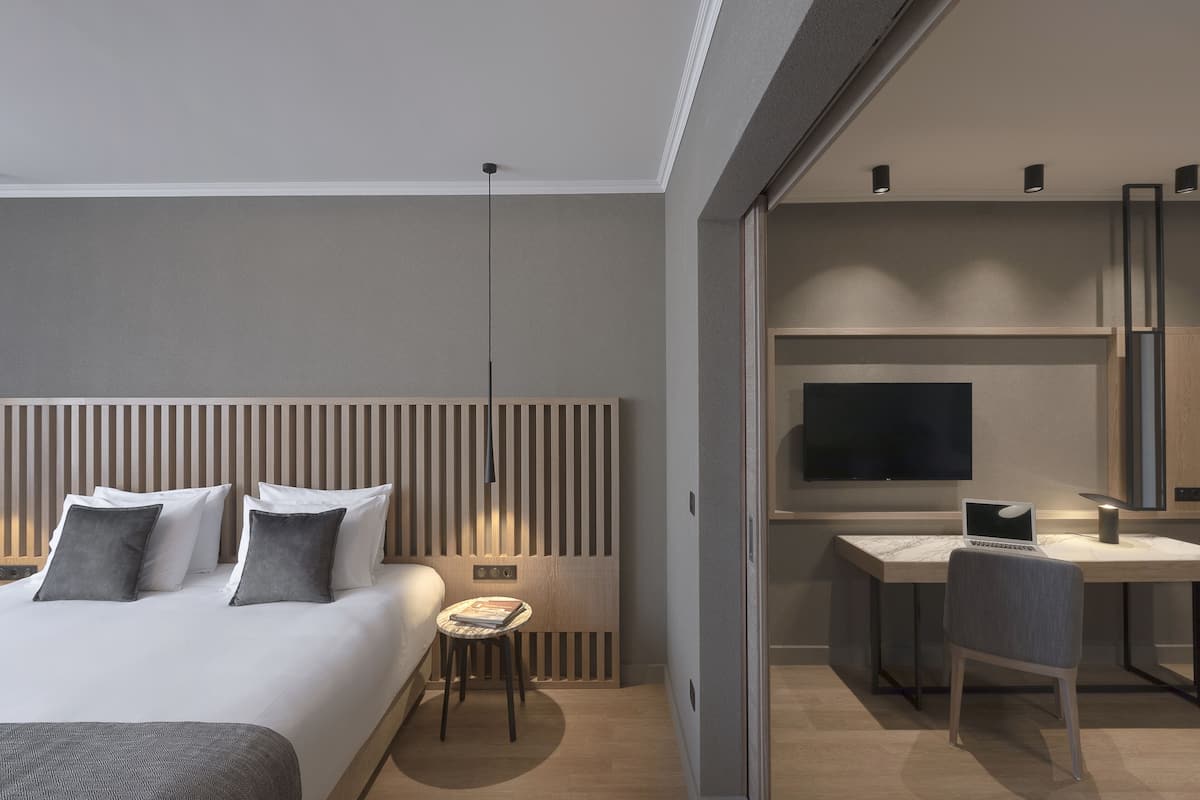 Executive Suite | Premium bedding, minibar, in-room safe, desk