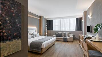 Business Suite | Premium bedding, minibar, in-room safe, desk
