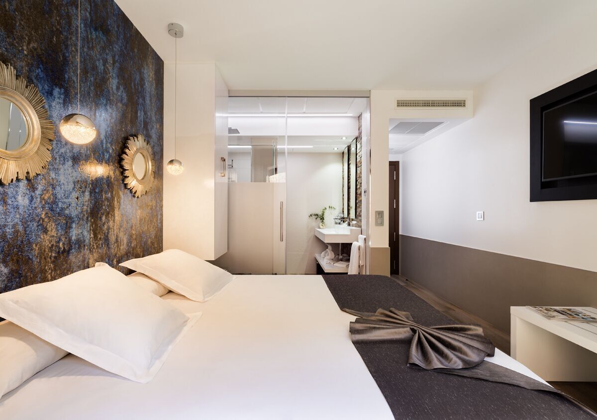 Prémium ágynemű, Select Comfort-matrac, minibár és széf a szobában