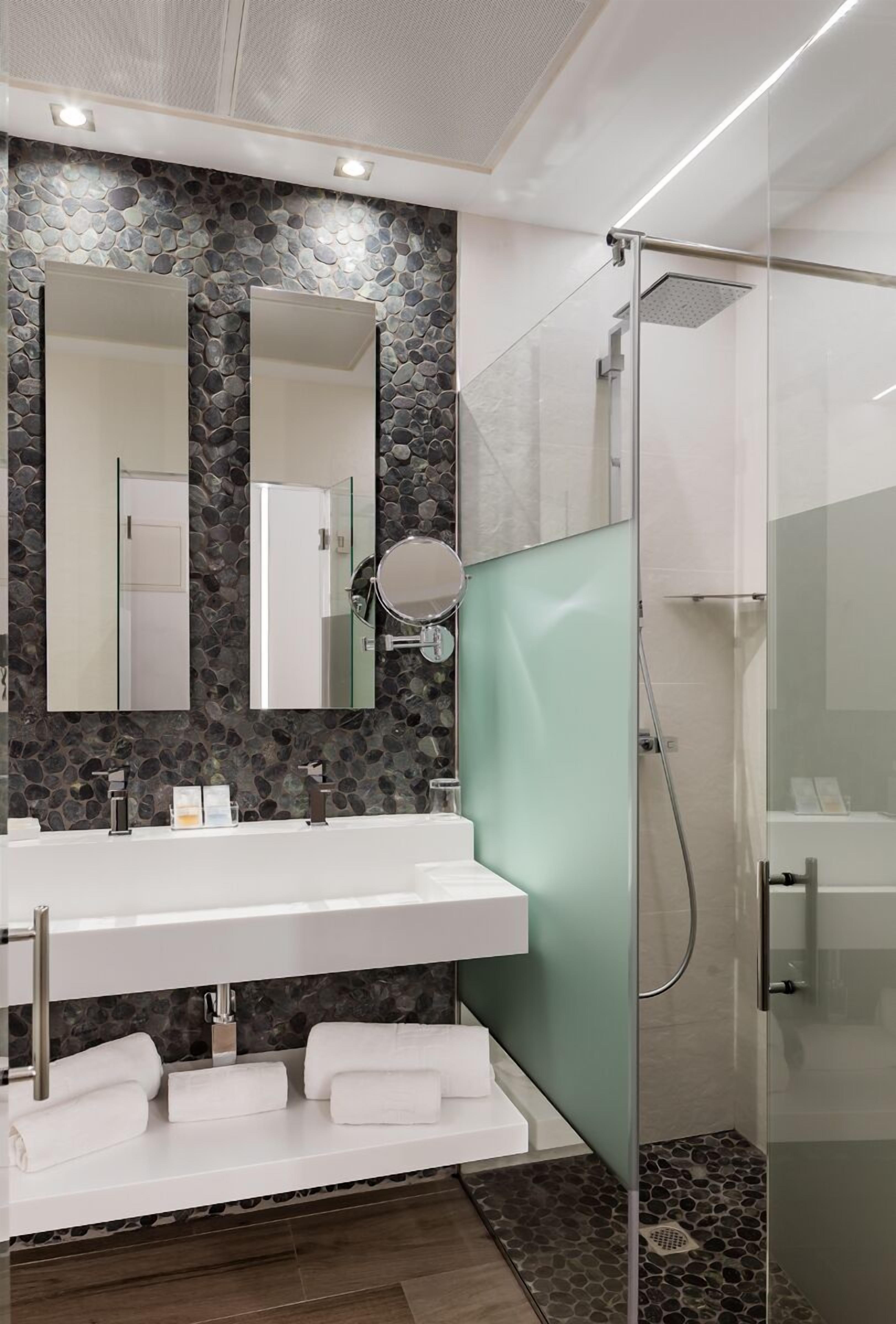 shower, free toiletries, hair dryer, towels