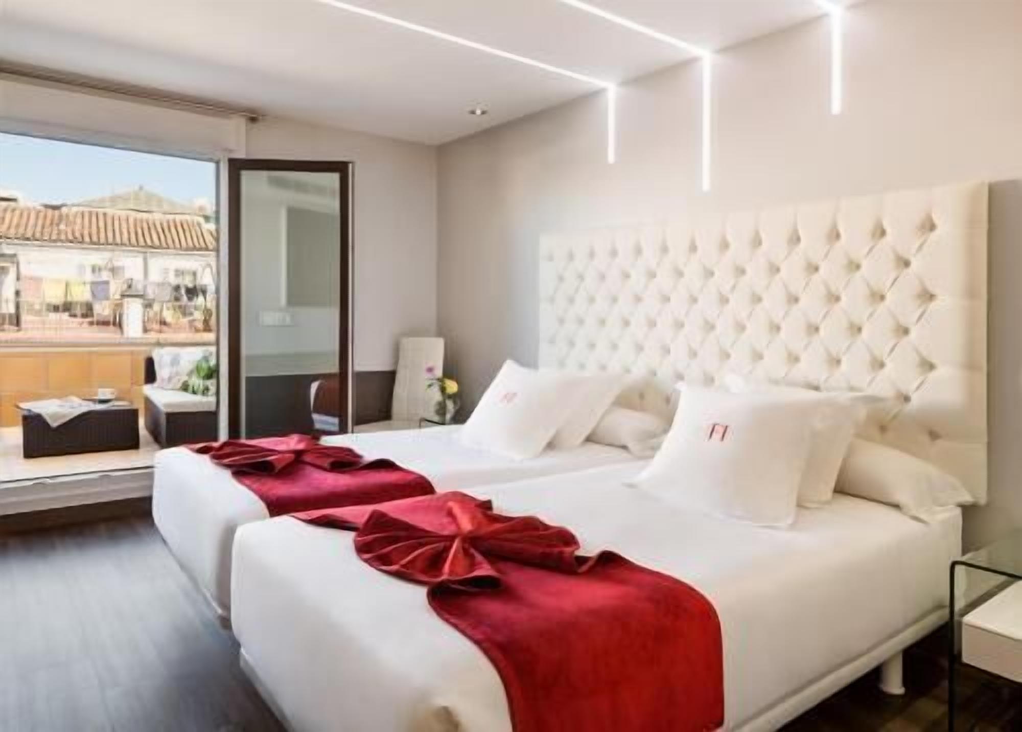 Prémium ágynemű, Select Comfort-matrac, minibár és széf a szobában