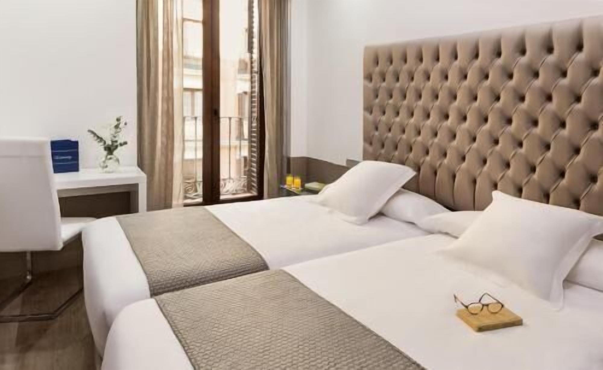 Prémium ágynemű, Select Comfort-matrac, minibár és széf a szobában