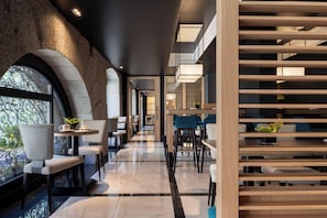 Petit déjeuner buffet (25 EUR par personne)