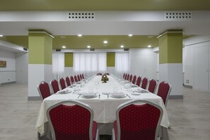 S'hi serveixen esmorzars, dinars i sopars 