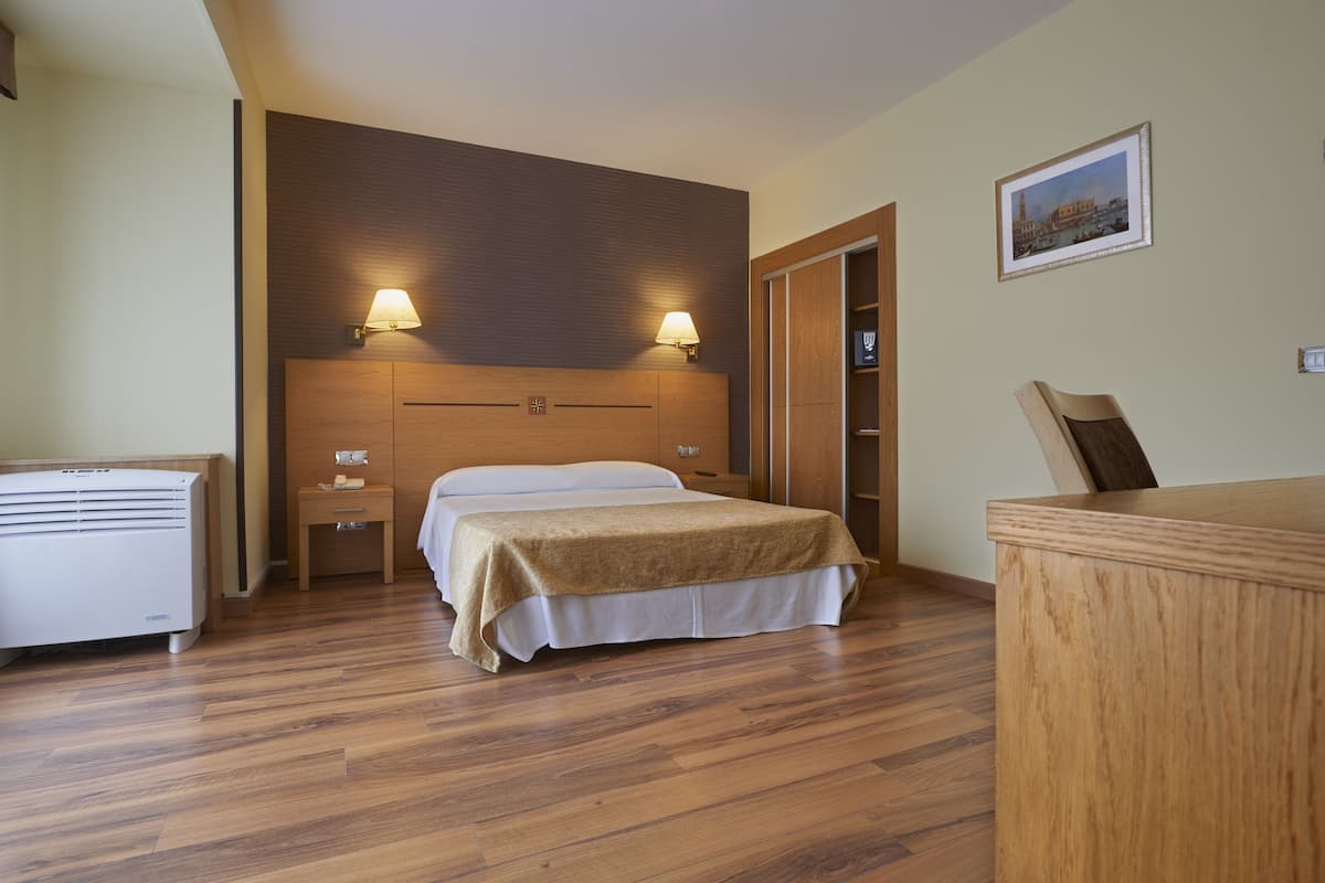 superior double room | minibar, in-room safe, desk, free wifi