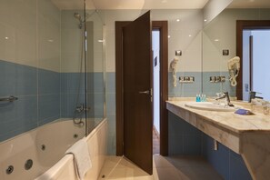 Free toiletries, hair dryer, towels - Hotel La Serrana (Aviles)