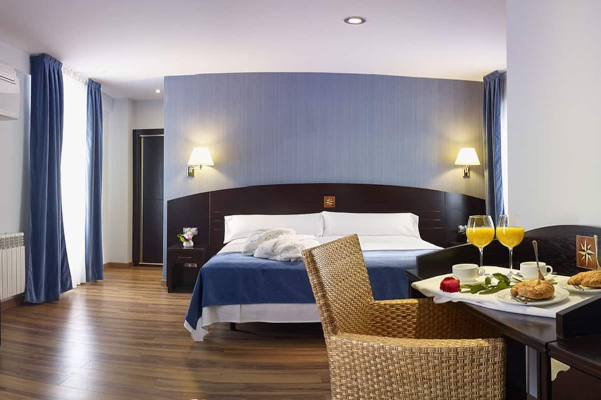 junior suite | minibar, in-room safe, desk, free wifi