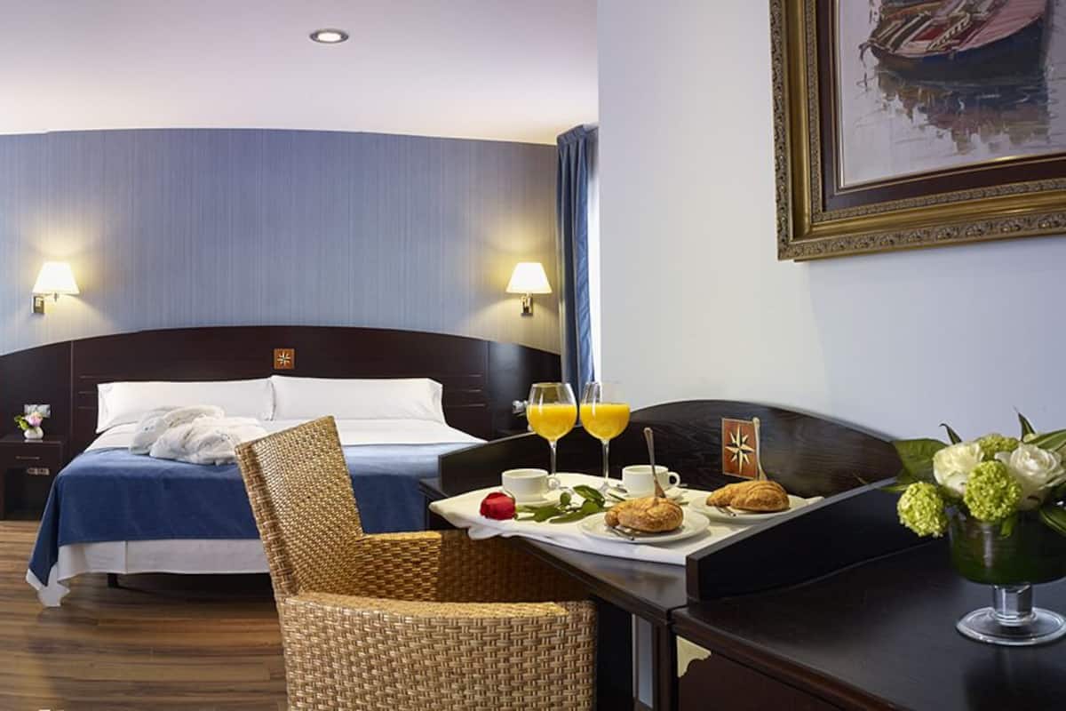 Junior Suite | Minibar, in-room safe, desk, free WiFi