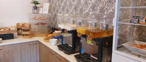 Een ontbijtbuffet met diverse keuze en een fruitschaal.