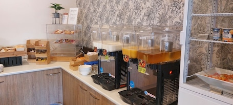 Desayuno buffet todos los días (con cargo). Nightelier Devonport Gateway Hotel