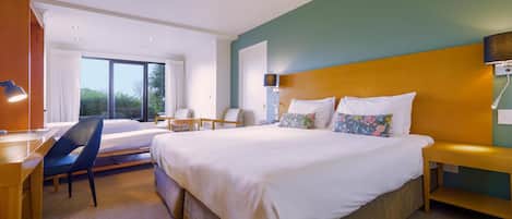 Caja de seguridad en la habitación y tabla de planchar con plancha