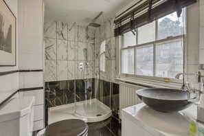 Senior Suite | Bathroom | Free toiletries, hair dryer, bidet, towels - Opulence Boutique Hotel (London)