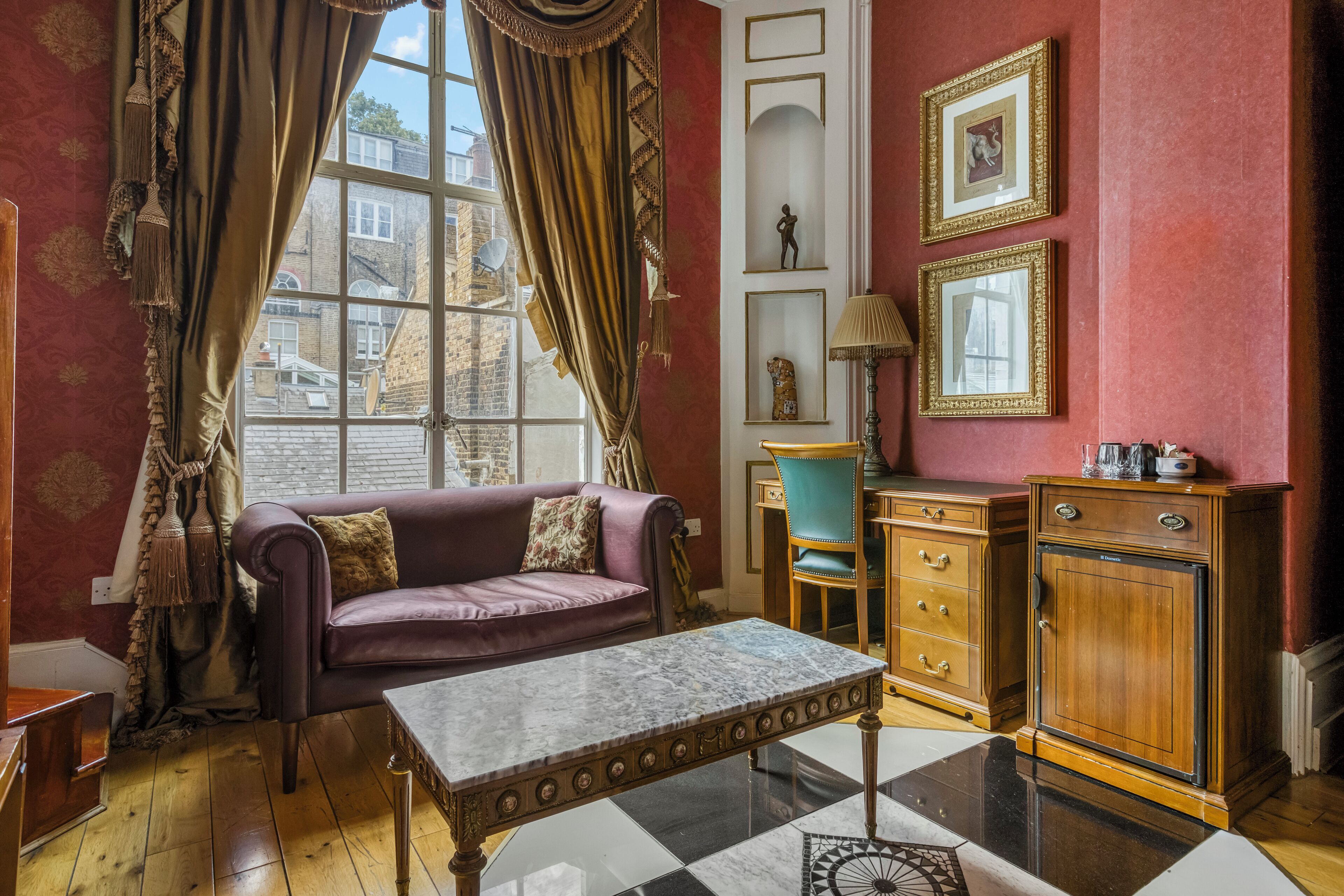 Senior Suite | Desk, iron/ironing board, WiFi, bed sheets