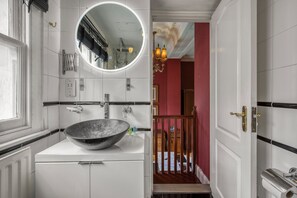 Senior Suite | Bathroom | Free toiletries, hair dryer, bidet, towels