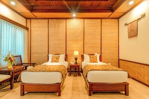 Deluxe Room | Minibar, blackout curtains, soundproofing, iron/ironing board