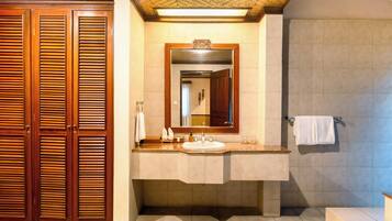 스탠다드 빌라, 침실 2개, 정원 | 욕실 | 별도의 욕조 및 샤워 시설, 전신 욕조, 레인폴 샤워기, 무료 세면용품