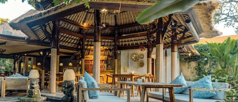 Déjeuner, dîner, souper et brunch servis sur place