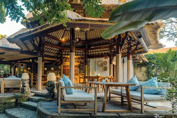 Breakfast, lunch, dinner served; international cuisine, pool views - Sri Phala Resort & Villa (Denpasar)