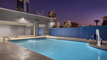 حمّام سباحة خارجي